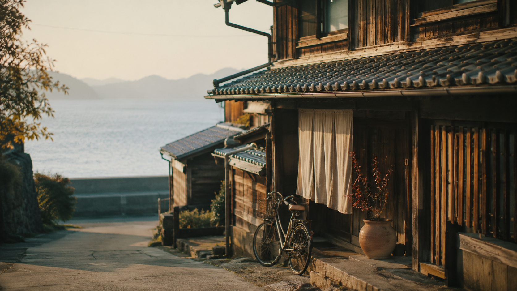 夕暮れの海辺に佇む築90年の古民家ゲストハウス