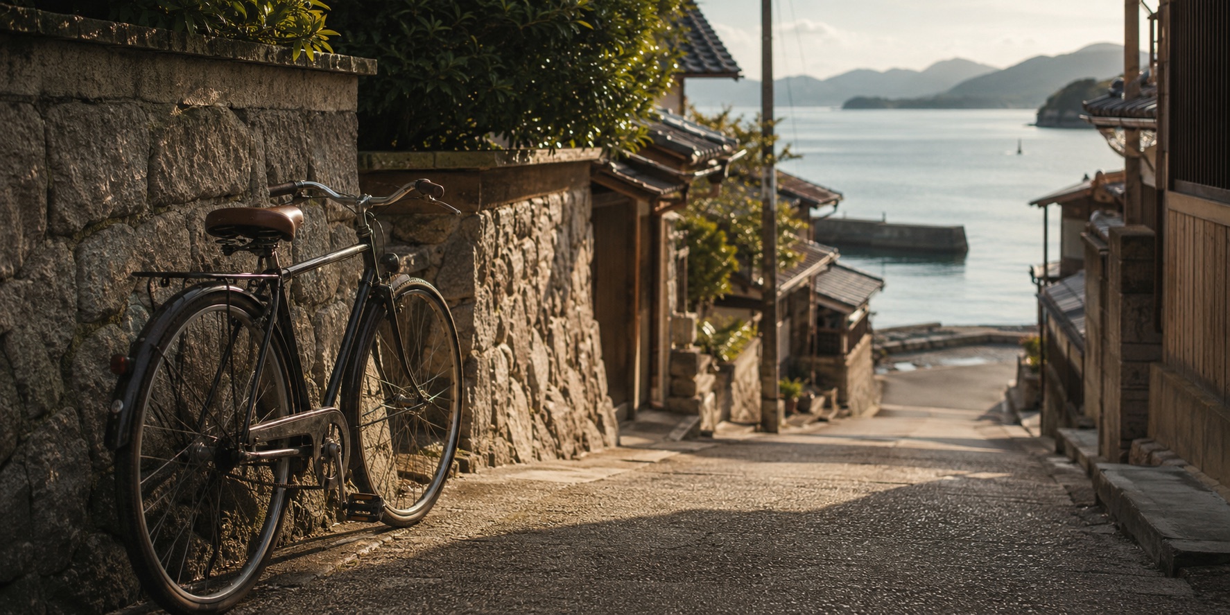 海へ下る石垣の路地と自転車